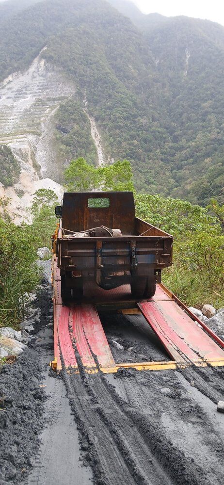 深山道路 貨車故障拖救