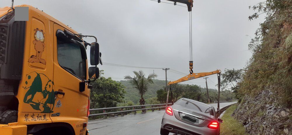 車輛落入水溝 緊急吊離