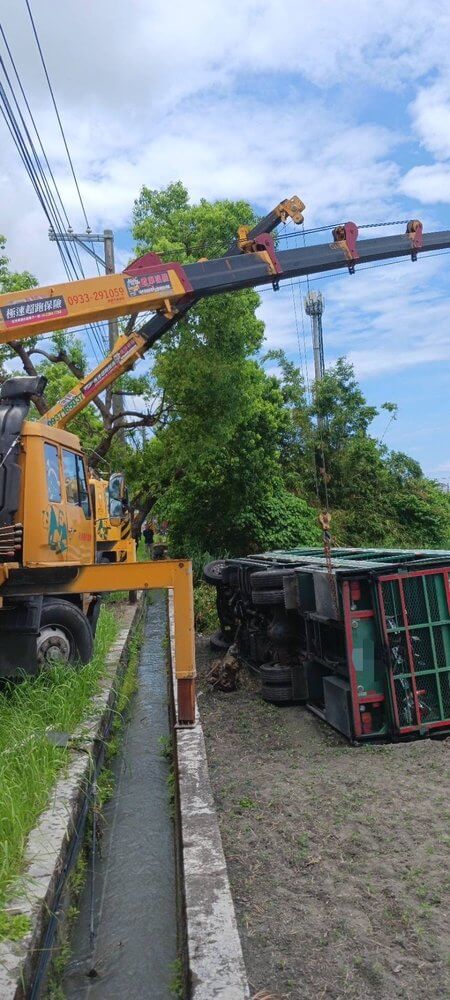 大貨車翻覆 田間吊掛