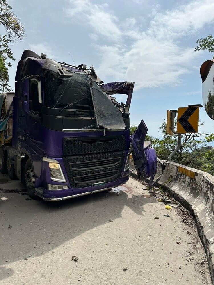0403花蓮地震 聯結車頭救援