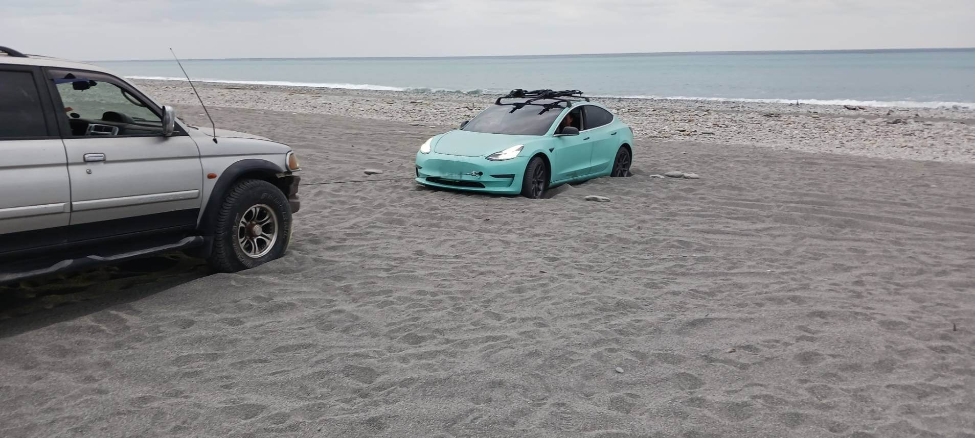 花蓮崇德海邊沙灘車輛脫困救援