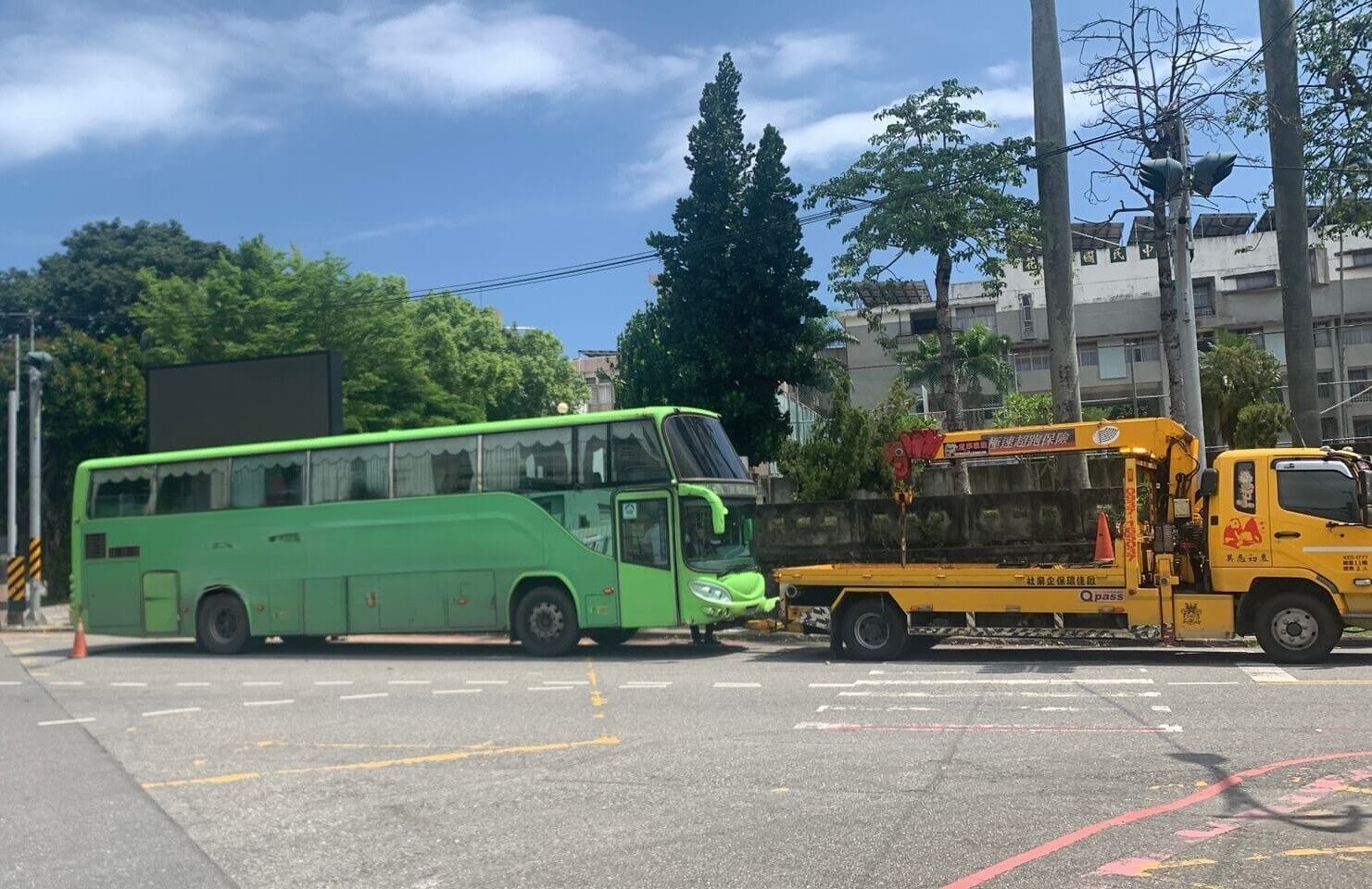 花蓮客運衝撞花崗國中校門事故拖吊實錄